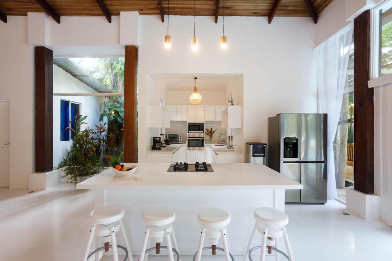 Gigi Brown Villa Frida Beachfront Puerto Viejo de Talamanca Экстерьер фото